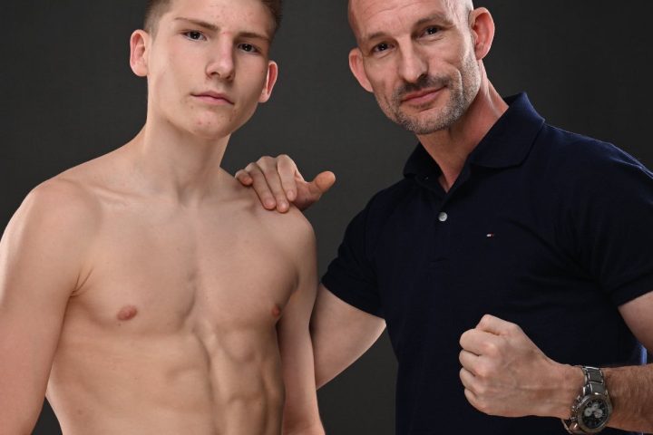 Oliver Payne har som altid sin far Steven Payne med til sin kamp.