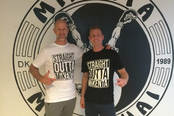 Steffen og Brian foran Mikenta logo